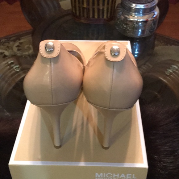 Michael Kors Beige Patent Leather Pumps - Picture 6 of 8